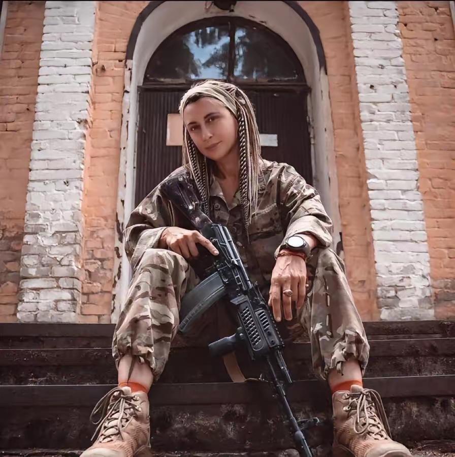 乌克兰美女斯莫伦斯卡刚过完18岁生日没几天，刚刚加入乌第47机械旅，还没有真正意