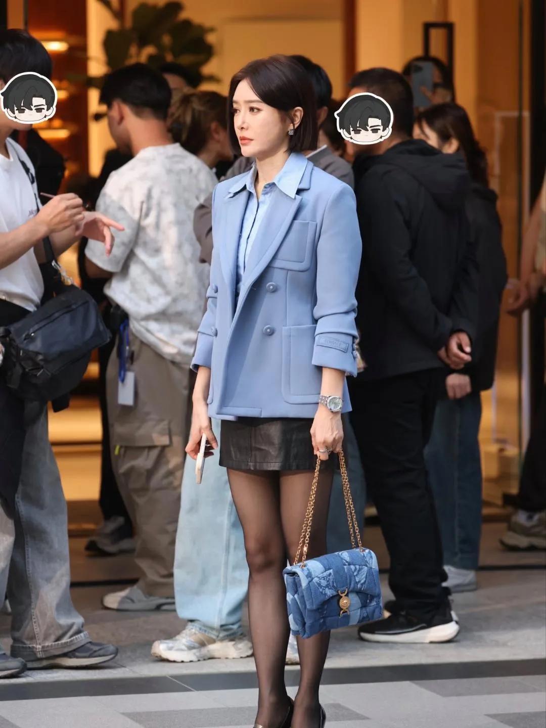 秦岚这状态我慕了！46岁穿黑丝配西装又美又飒秦岚最新路透杀疯了！一身雾霾蓝