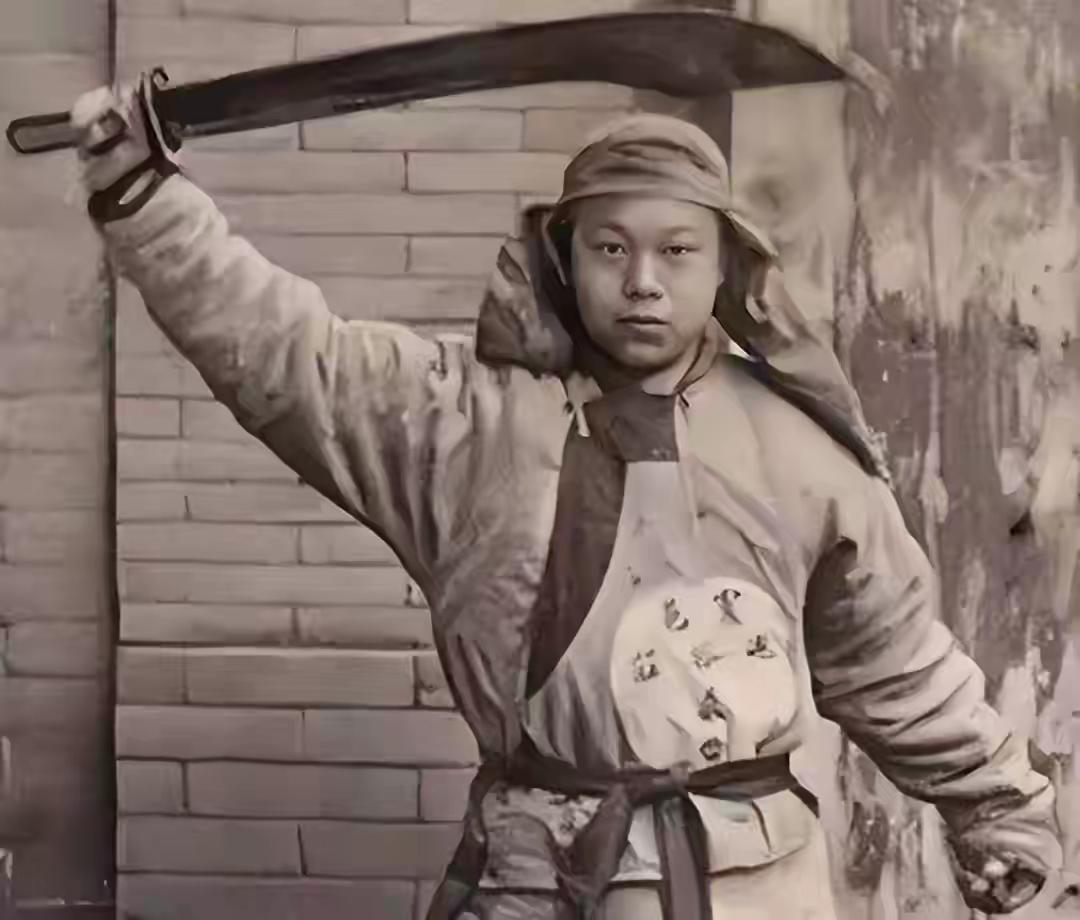 义和团冒着洋人的枪林弹雨，口念″万枪不入