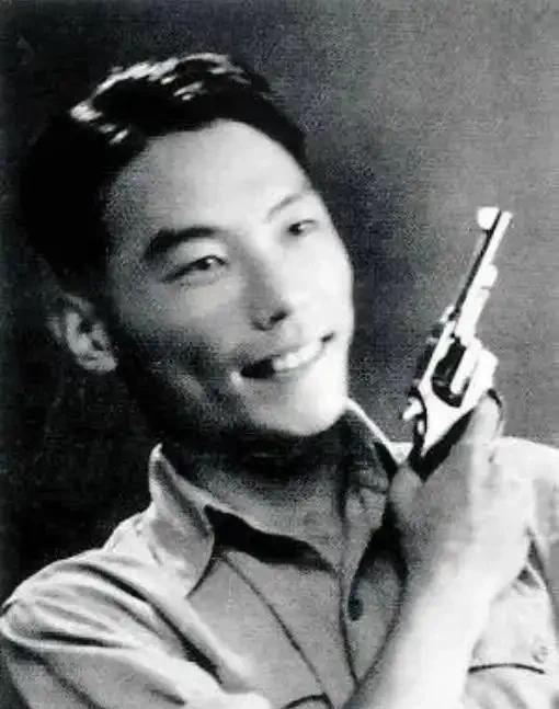 周总理于钓鱼台偶遇陌生少女，问道：“你父亲是？“女孩俏皮答：“我父亲可了不起，说