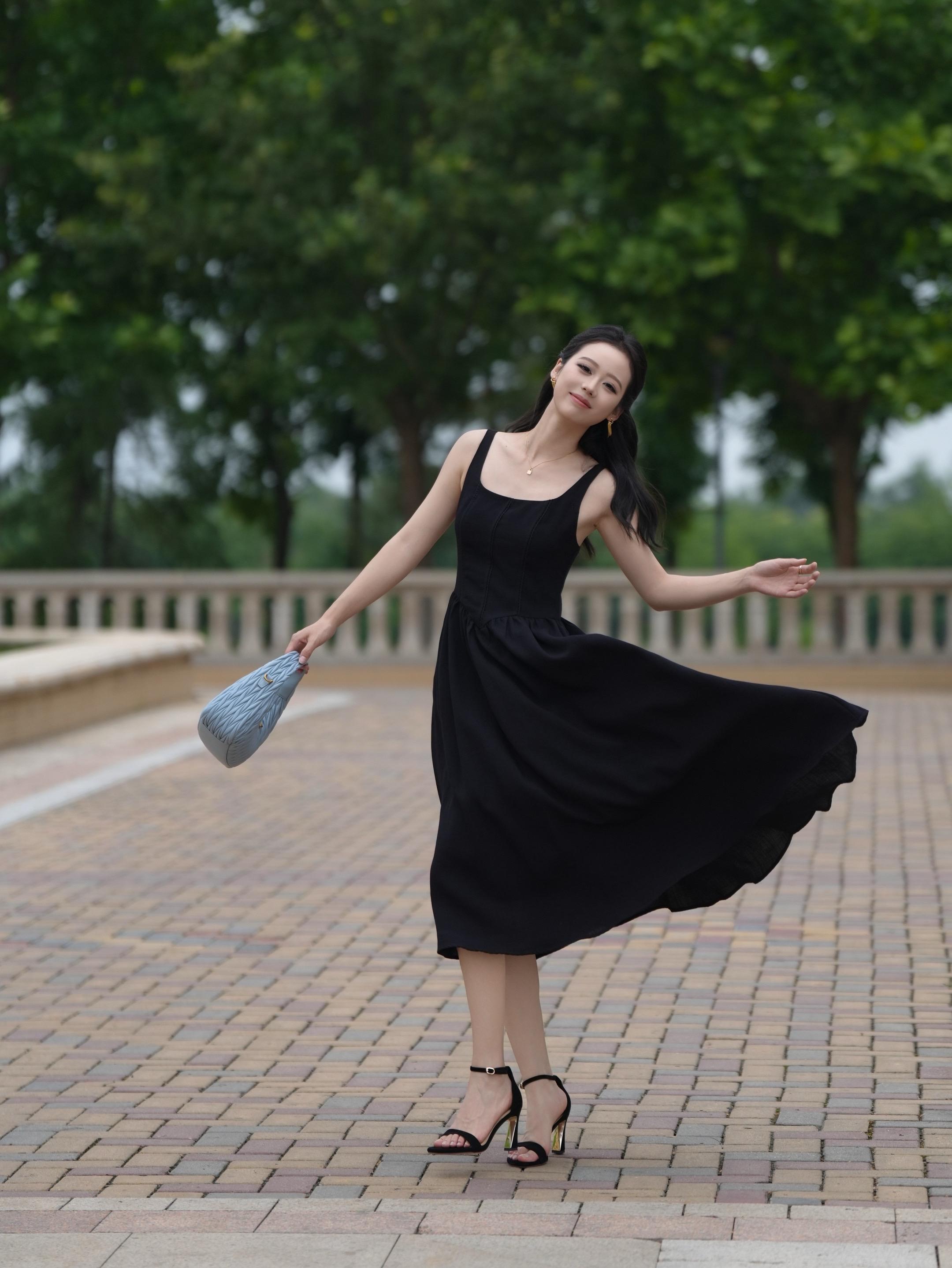 Black dress🖤。谢谢你的浏览，我确实很拿得出手