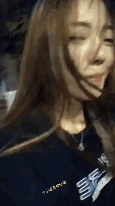 小姐姐：放心，我开车不会有问题的。你就稳稳的坐着就行。小哥哥：我怎么感觉我好像