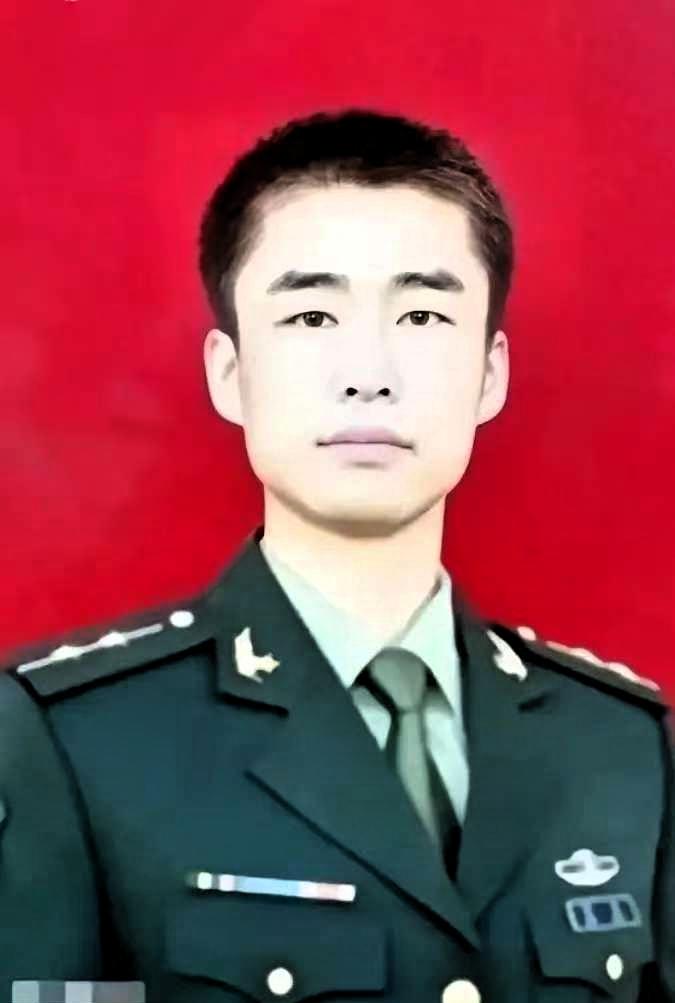 2012年，山东一名军人请假回家，但迟迟不见归队，上级领导打过去电话询问，三岁的