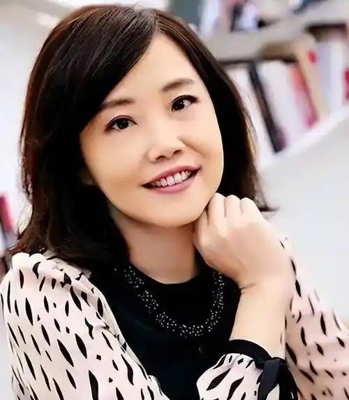 尹乃菁辞职后首度发声，不再藏着掖着，矛头直接对准郑丽文，内情远比想象复杂！当
