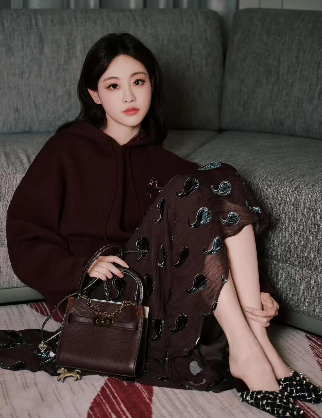 谁懂啊！祝绪丹的新风格太戳心了！酒红色自带温柔质感，卫衣+半裙的混搭把松弛感拉满