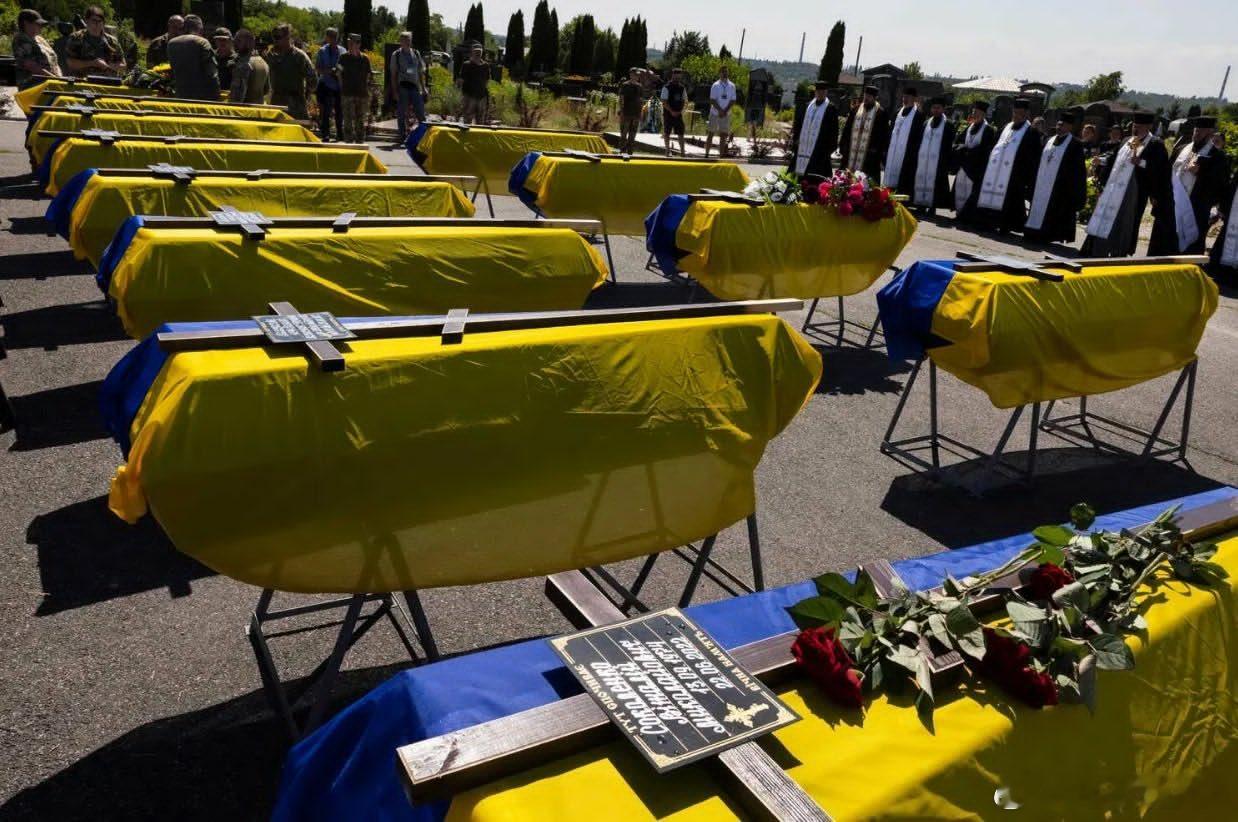 俄乌冲突四周年《每日邮报》说：为了替家属拿到赔偿，乌克兰士兵将阵亡战友的身体部