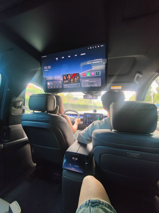 昨天赶早试驾了es8整体感受分享因为是第一个试驾，销售尽可能的带我们所有都体验