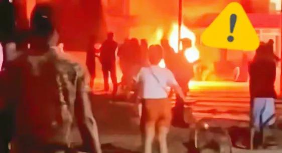 古巴彻底乱了。古巴中部城市莫隆发生严重抗议事件，抗议者冲入执政党办公室纵火焚烧。