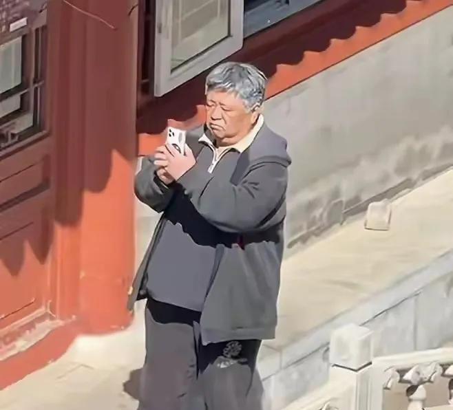 梁冠华是一点也不讲究呢，当演员很成功，但是近期出门旅游被人拍到的照片，就是一个大