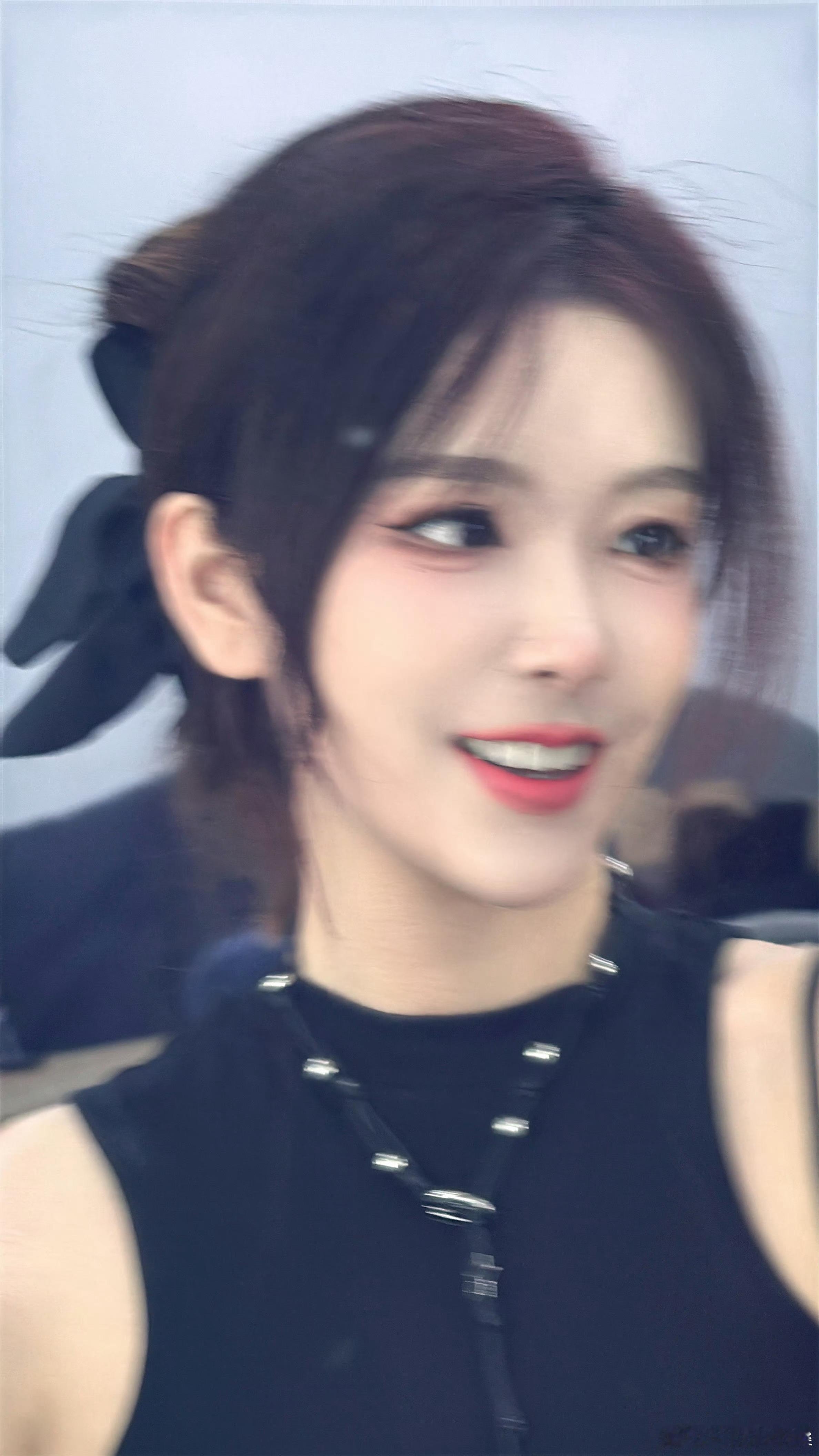 知性大姐姐！LPL官方女解说Rita晒照：诚意满满的库存说是～开奔驰，喝战
