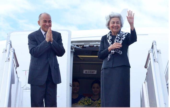 90岁的莫尼列太后，如果把头发染成黑色，绝对比现在才70多岁的马克龙老婆漂亮。