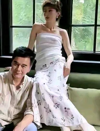 该说不说，许亚军的第四个妻子张澍虽然长得不是很俊，但是衣品却是很会搭配。老许的