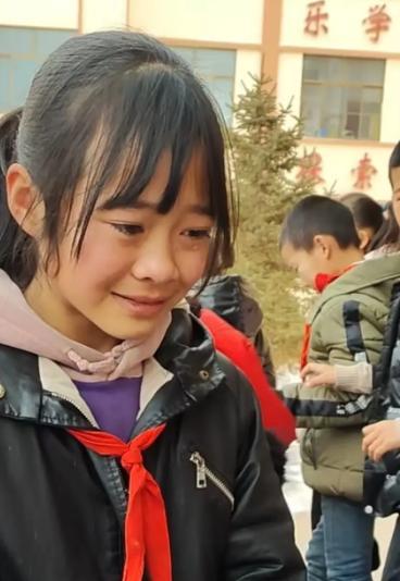 太痛心了！那个曾弯下腰给胡雷送牛奶的甘肃女孩走了，她才14岁。胡雷把她当