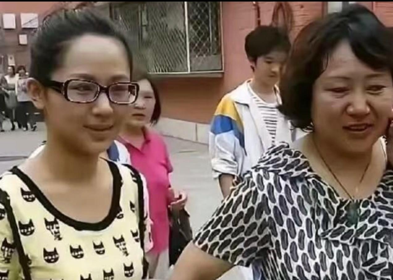 杨紫和她妈妈长的好像简直像复制粘贴一样。