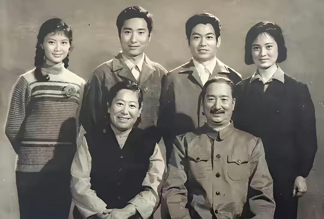 这张黑白照片很旧，但照片里的人有陈佩斯和他的父亲。他们的精神面貌很好，让人一