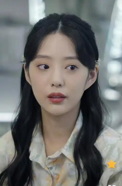 徐艺真与“短剧”紧密相连，她凭借精湛演技在短剧领域大放异彩。在有限的篇幅里，她精