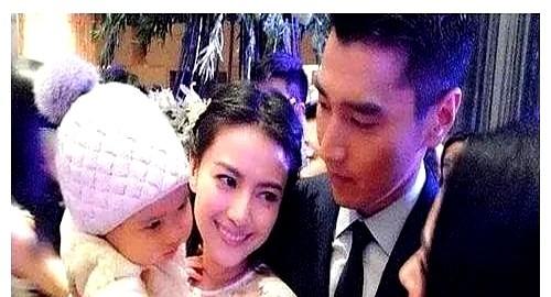 2000年，被高圆圆追得走投无路，张亚东回家就和老婆窦颖离婚，同居5年后，高圆圆