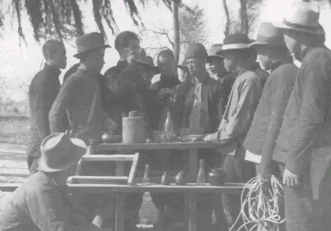 1942年，新四军运河支队情报员赵兴兰被捕，被关进了监牢之中，一名伪军在给他送饭