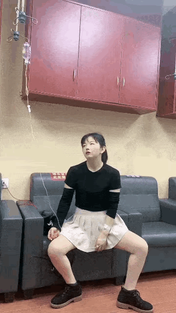 小姐姐，听我一句，我们伤的是手，不是脑子。