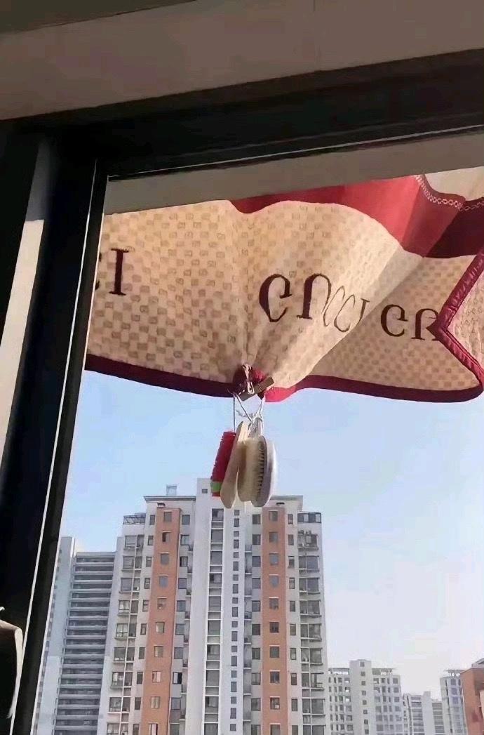 楼上邻居很吵我就买了个震楼器，第二天他就挂出了这个，啥意思呀是挑衅吗