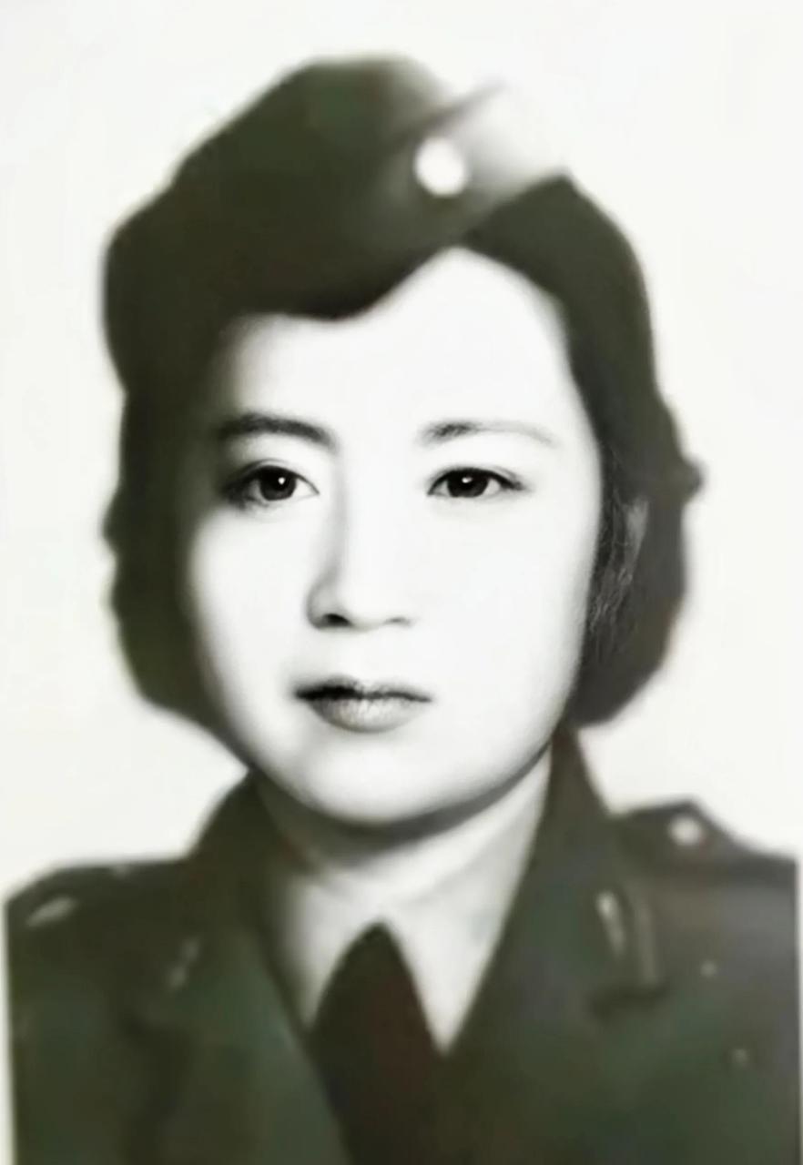 1951年，叶亚华在澳门街头要饭无果，无奈在牌子上写道：“我是抗日名将王铭章的遗