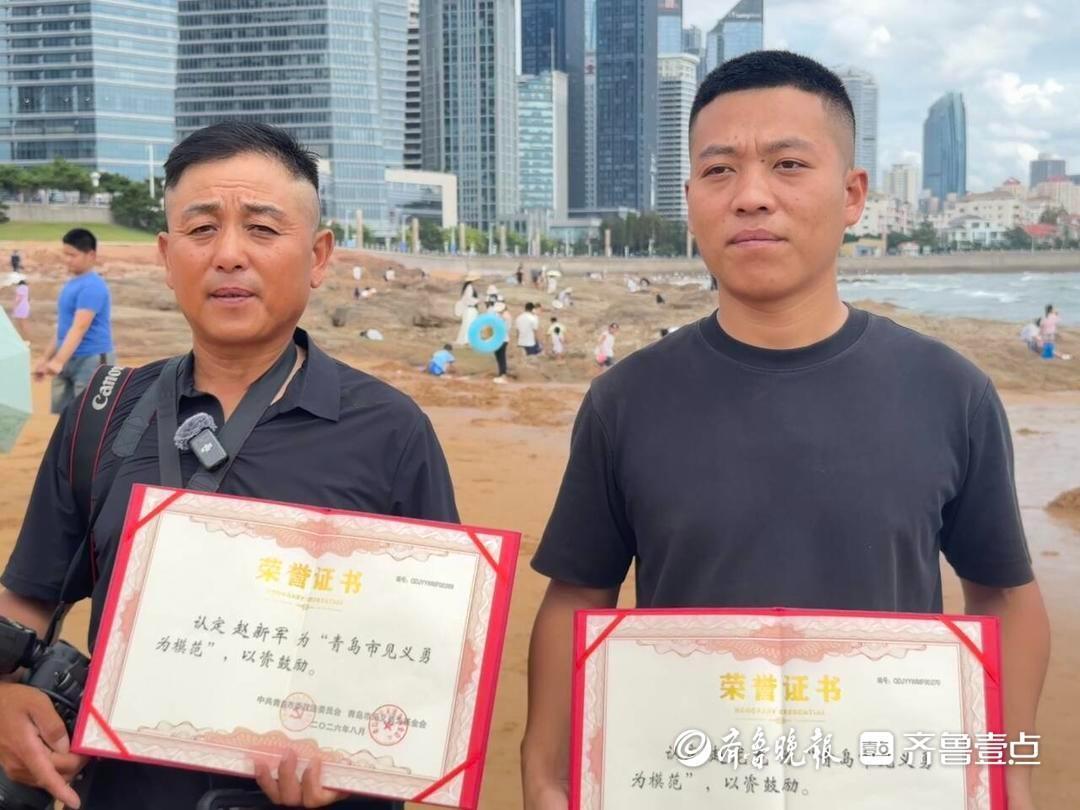 53岁的父亲，32岁儿子救了三人！第一起：父亲栈桥救人是在7月6日清晨！