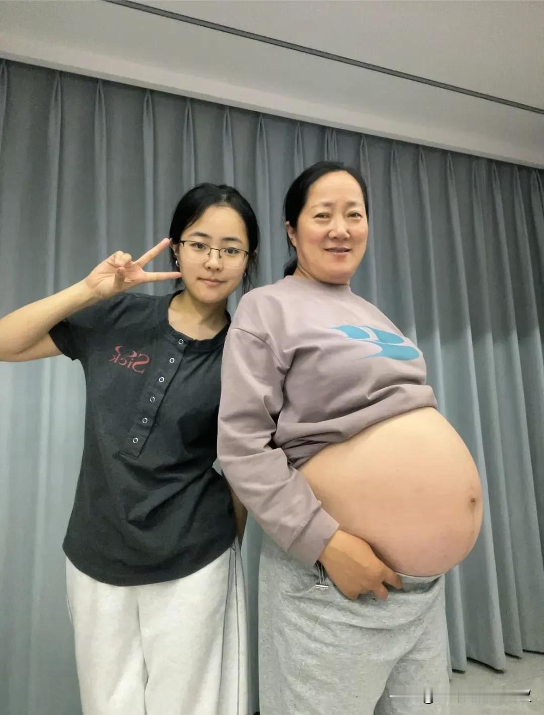 47岁高龄孕妇的二胎孕妇照！大姐长得不年轻，所以说有些人觉得她有50了，其