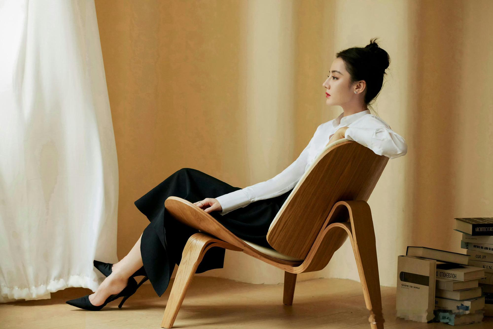 热巴高跟鞋是不是故意穿大一点的