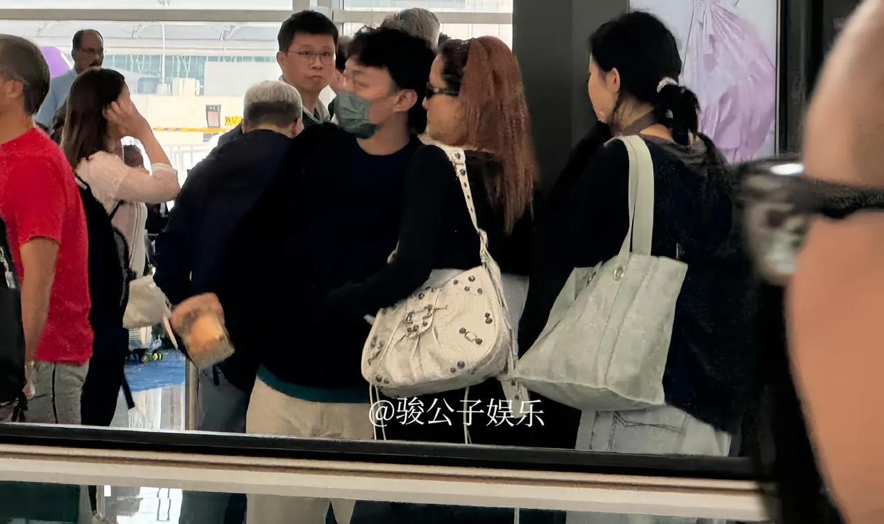 近日，陈奕迅偕同妻子和女儿现身日本。据悉，陈奕迅的女儿今年已20岁，身形高挑，