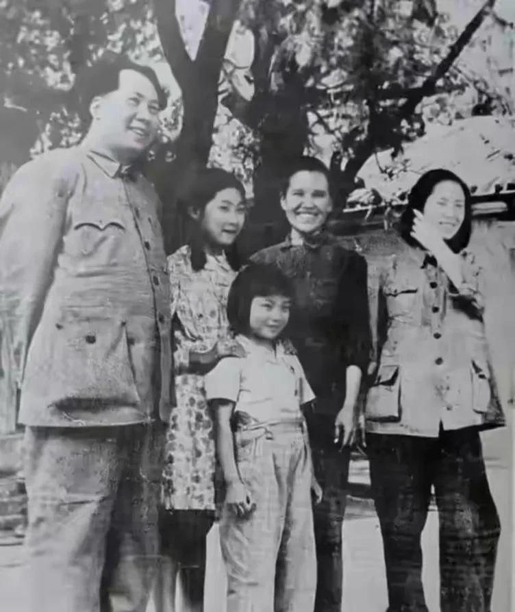 毛主席与两个女儿的姨妈合影，画面中的一家人都洋溢着笑容，那是充满欢乐的时刻，也是