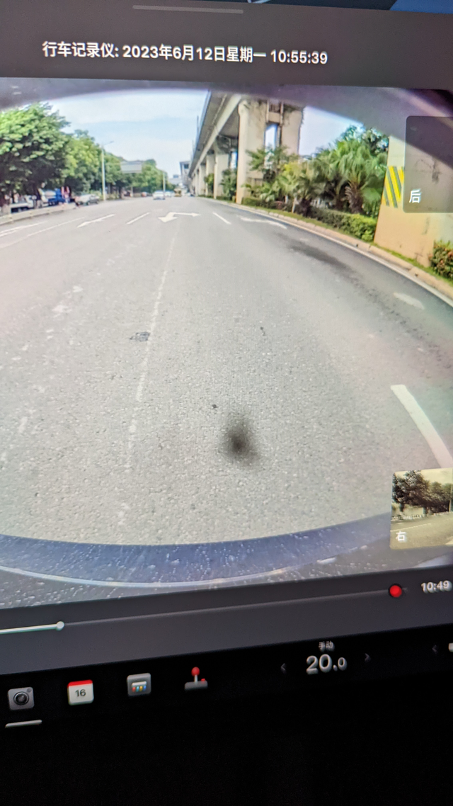 特斯拉Y后摄像头里有污渍交付的时候没太在意，后摄像头有污渍以为是外污渍可以搽掉