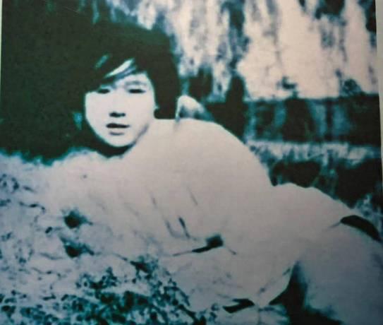 1938年，台儿庄战役中，一连长不幸中弹倒地，一位18岁的女战士上前抢救，不料被