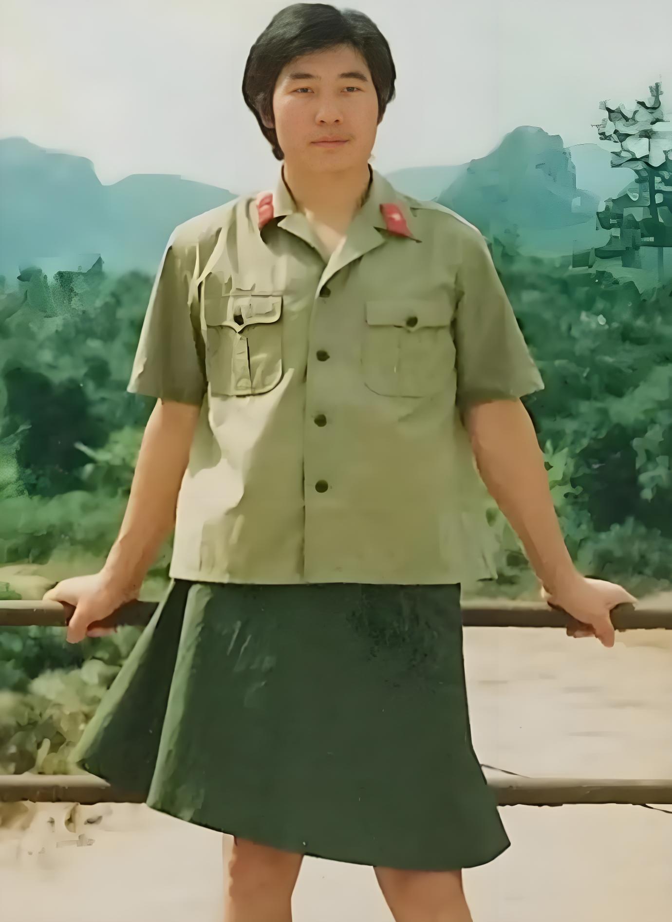 在80年代的越自卫反击战期间，部队为男士兵配发了一种被称为“老山裙”的制式裙装。