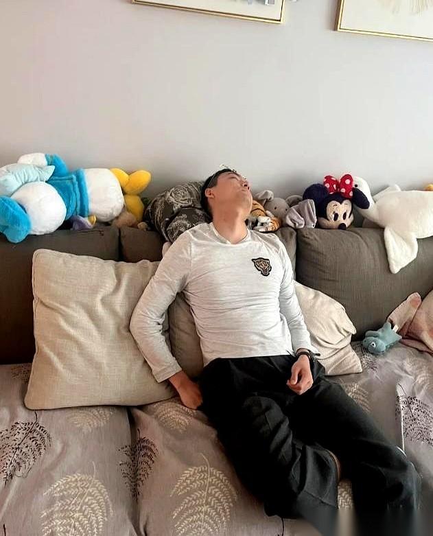 卡里刷完只剩2000多块。给他妈交住院押金，8000，不够。最后找妹妹借的。