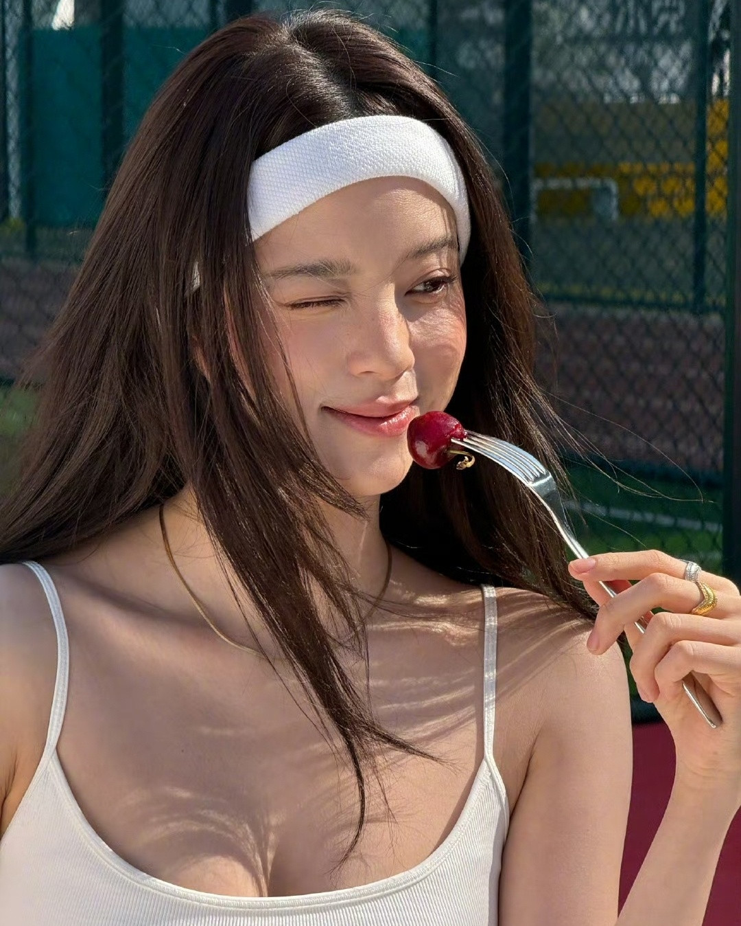 女明星也不容易呀，出来打网球还得化上精致的妆容。欧阳娜娜晒了一组自己在厦门的照片