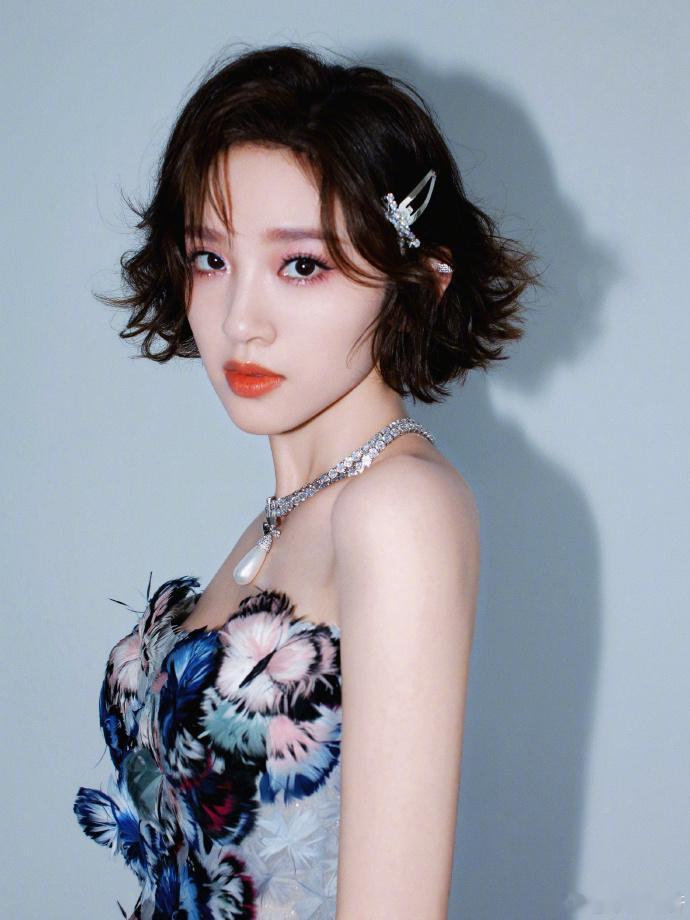 唐艺昕太美了吧！！一公造型完全在我的审美点上又想到那句：祺贵人愚蠢却实在美丽~