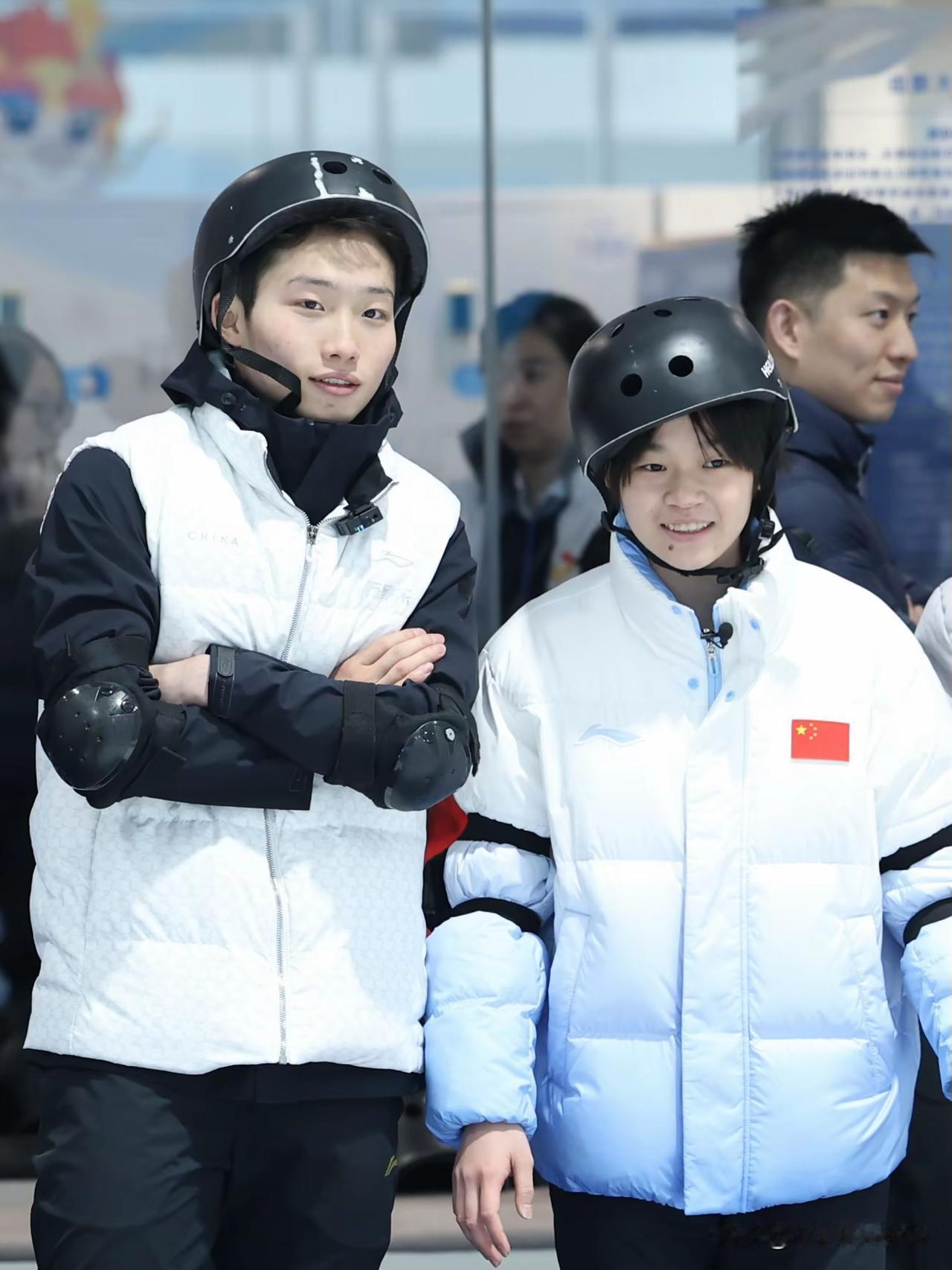 11月10日，全运会男子跳水3米板比赛结束后，全红婵到场内与冠军王宗源、亚军郑九