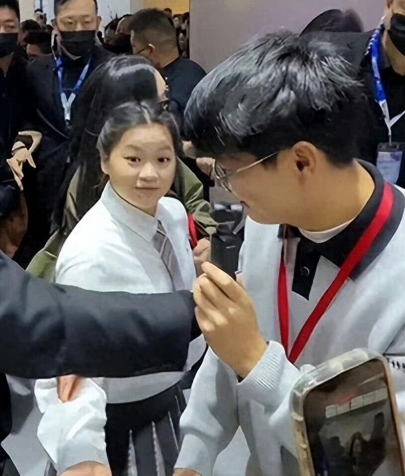 19岁全红婵现身上海：有人挑刺穿搭，有人吐槽身材，我只看到一张福气脸​