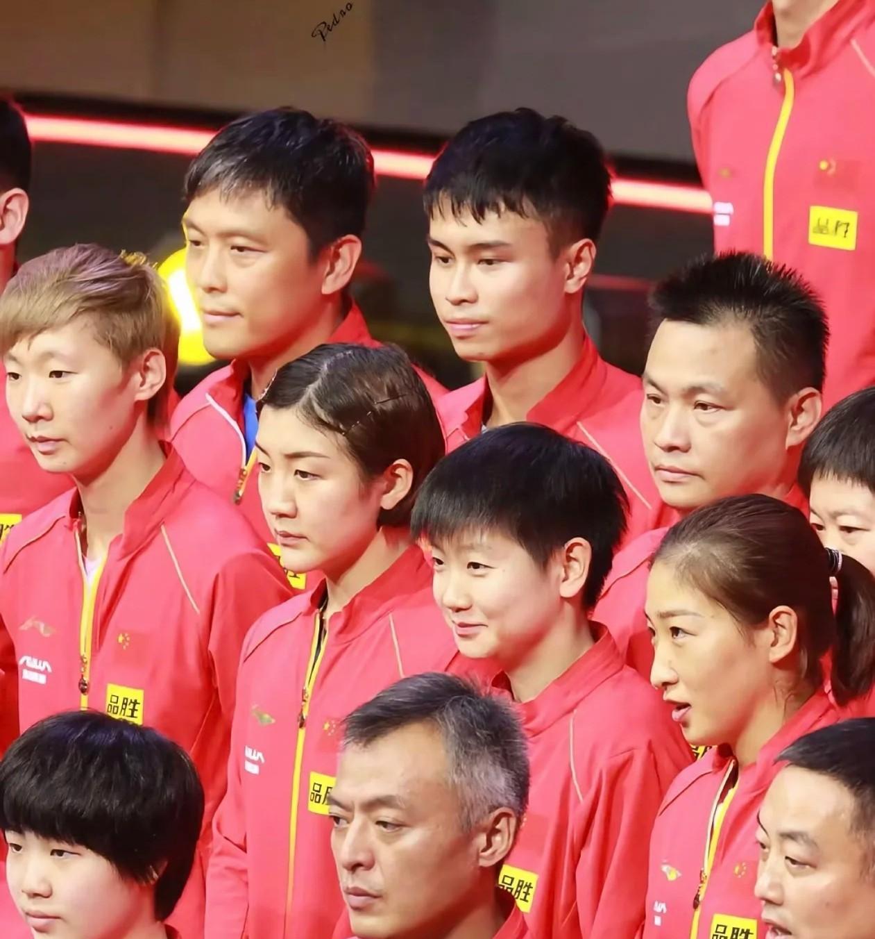 画面中五个女人，说实在话，还是莎莎最漂亮很神奇，单看莎莎有点男孩子气，很可爱，