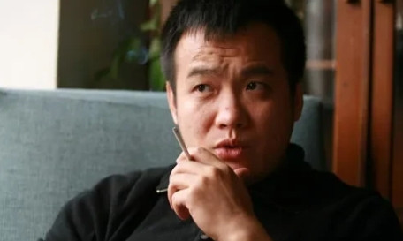 在2006年，宁浩导演准备拍摄一部新剧，名叫《疯狂的石头》，但是手头上的资金却非