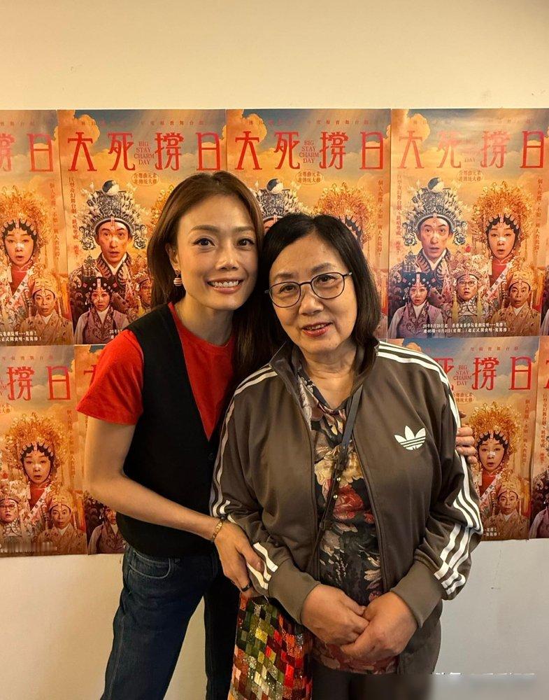 79岁汪明荃跑去给毛舜筠捧场，俩人往那一站，状态差得真不是一星半点。阿姐一身红球衣刚给港足庆完功，转