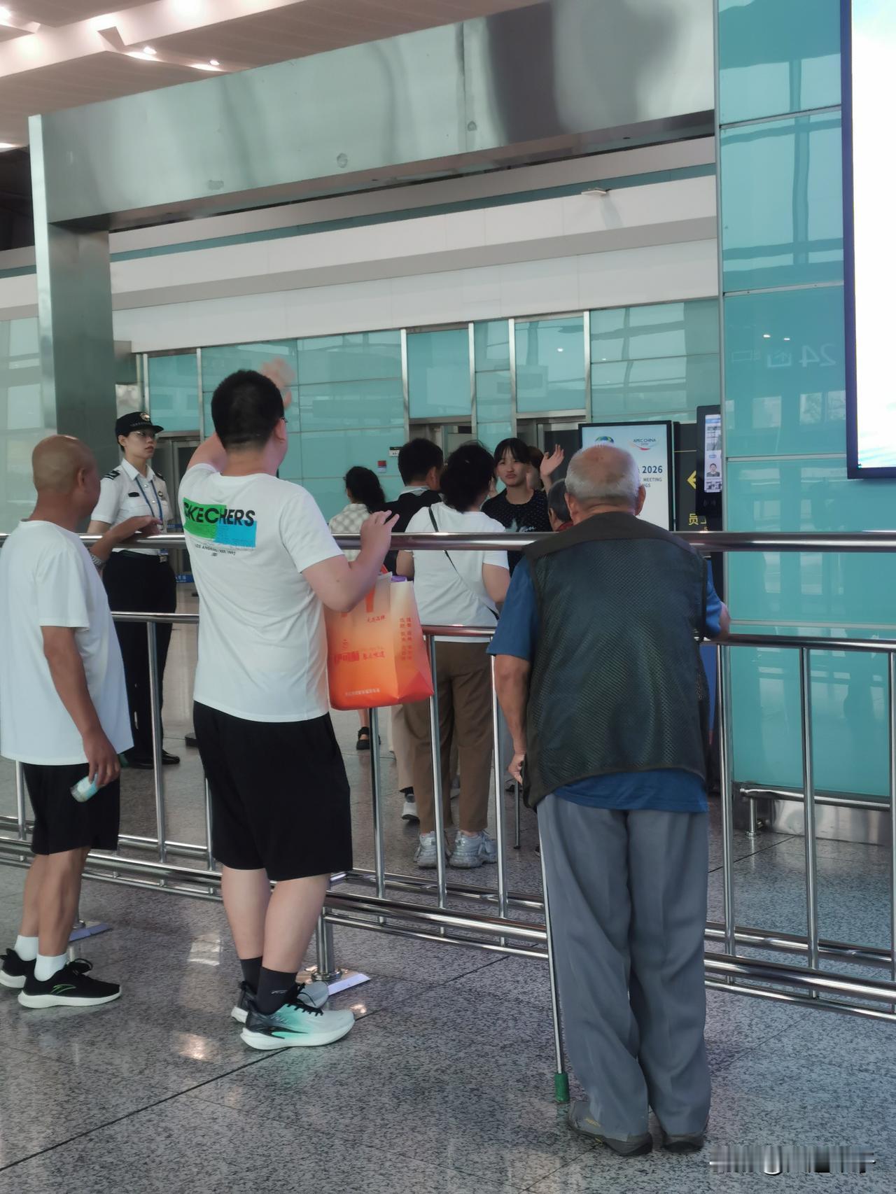 今天，我到大连周水子国际机场，送我小孙女一家。在港澳台国际候机大厅，我看到一