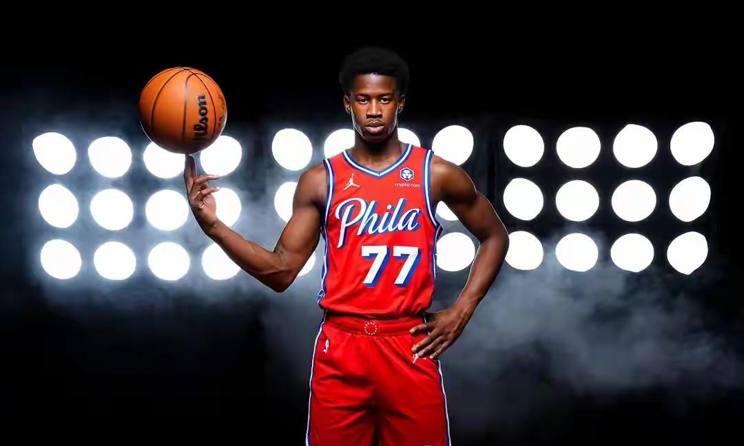 埃奇库姆一战上位，乔治在费城可有可无76人队新科探花埃奇库姆，只打了一场季前赛