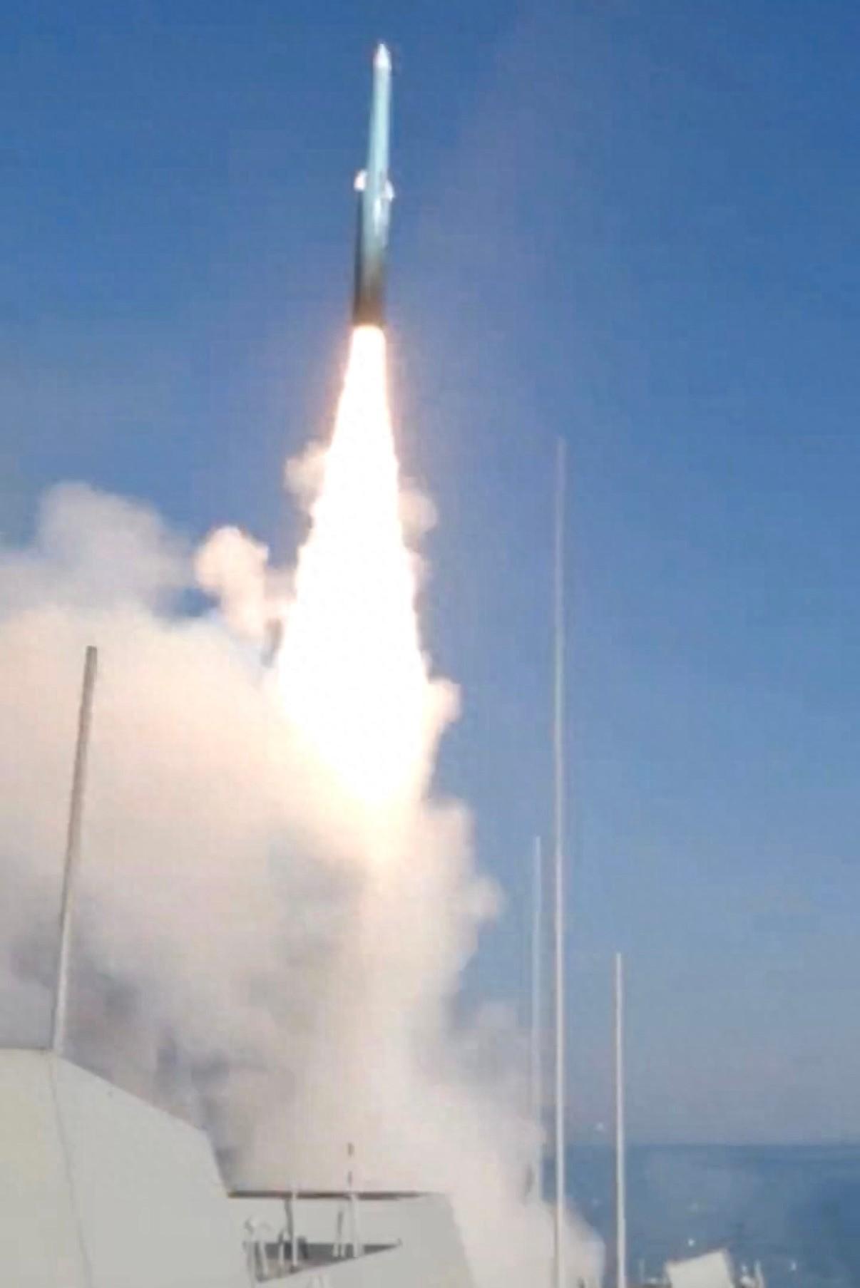 一种从天而降的武器:至少捂了2年!中美武器代差:美9000亿狂追中国最