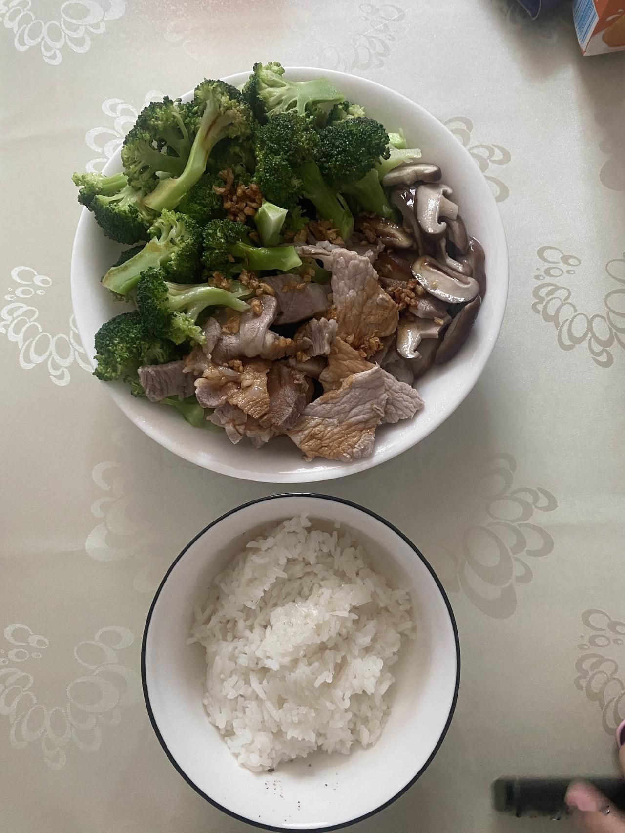 减脂午餐日常，好好吃饭也能瘦分享下我今天的减肥午餐，一碗白米饭，配上西蓝花、