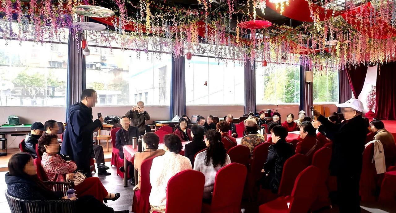 我们初中有三十多个同学昨天举行了一次聚会，这是初中毕业36年后的首次全班聚会，来