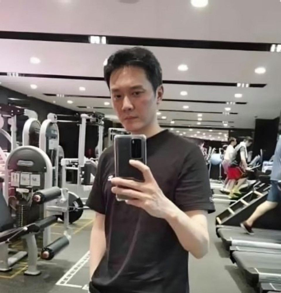 冯绍峰这事儿真是越来越有看头了。当初他和赵丽颖官宣离婚时，我就觉得有点不对劲