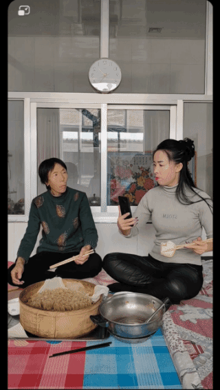 傻媳妇中邪，婆婆怒不可遏！吃饭就好好吃饭，你却对着手机开直播，还做出让人