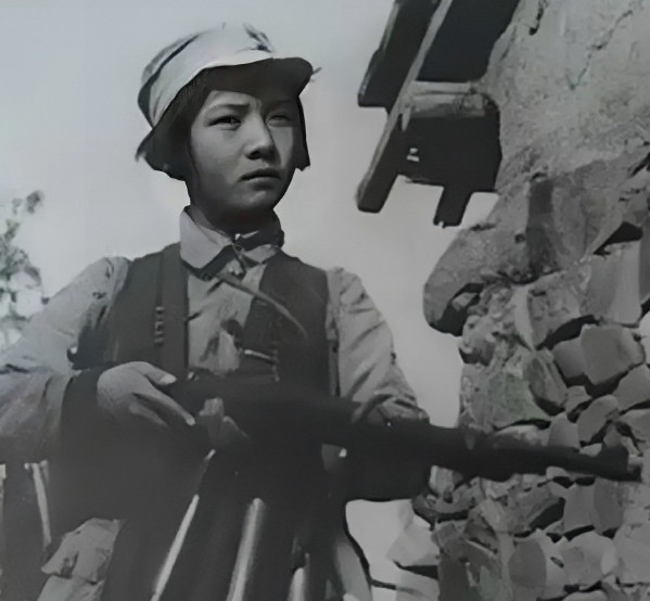 1939年，平江，准备去如厕的女战士徐敏，突然被一壮汉抱到了床榻上，对方捂住了她