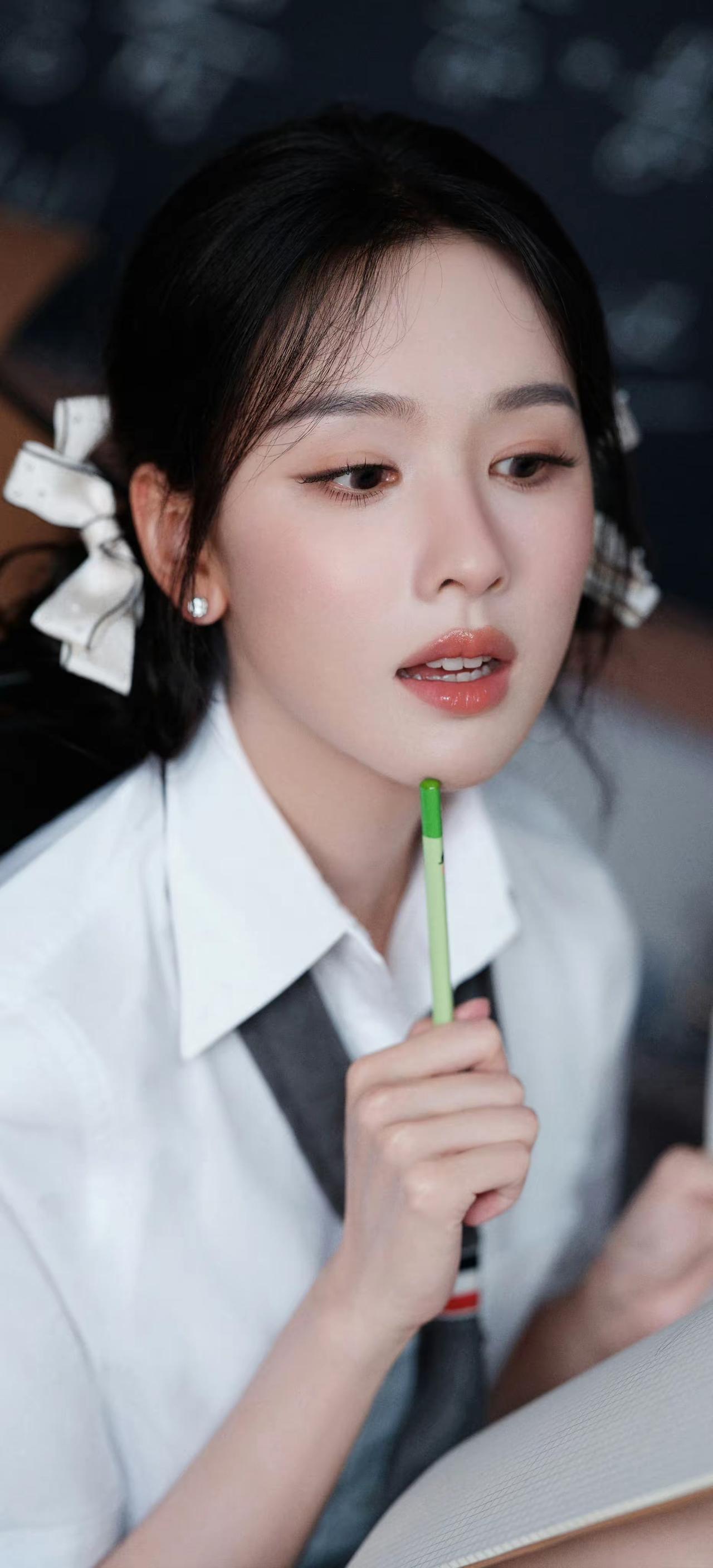 万物遍天涯，从不怨天涯，万物总向生，从不怨风霜。